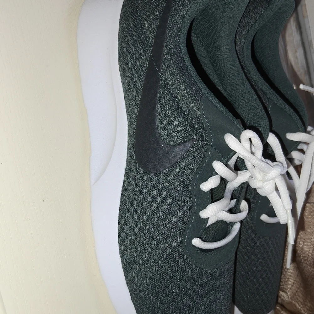 Nike Women's Dark Green Mesh Sneakers with White Laces - Picture 5 of 6